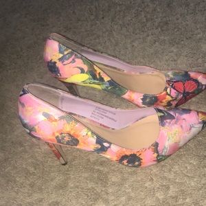 Multicolor pumps